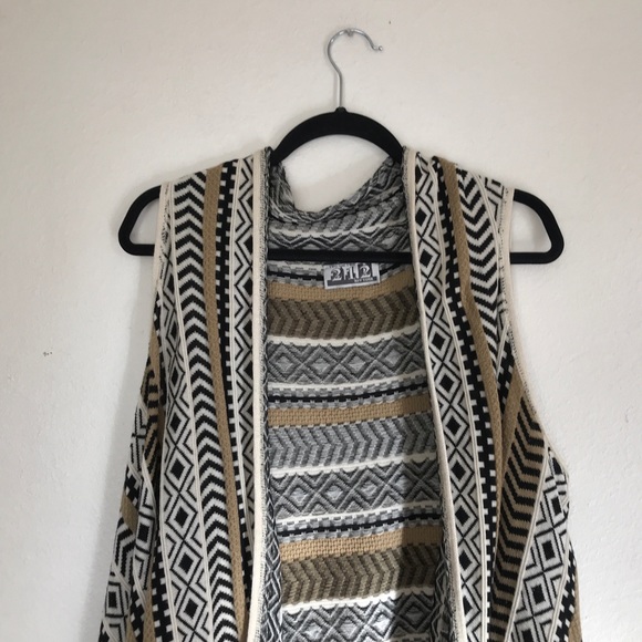 212 New York Knit Asymmetric Patterned Vest - Picture 3 of 7